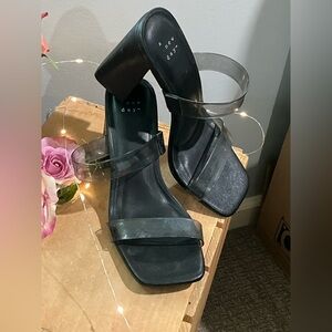 🧨Forever 21 woman size 6 with 3.5” heeled sandals